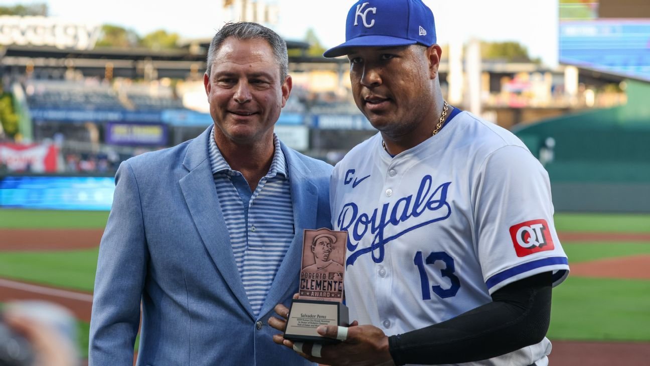 Royals C Salvador Perez reçoit le prix Roberto Clemente